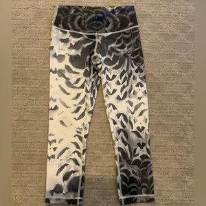 Lululemon Wunder Under Crop
Pretty Plume Angel Wing Black
